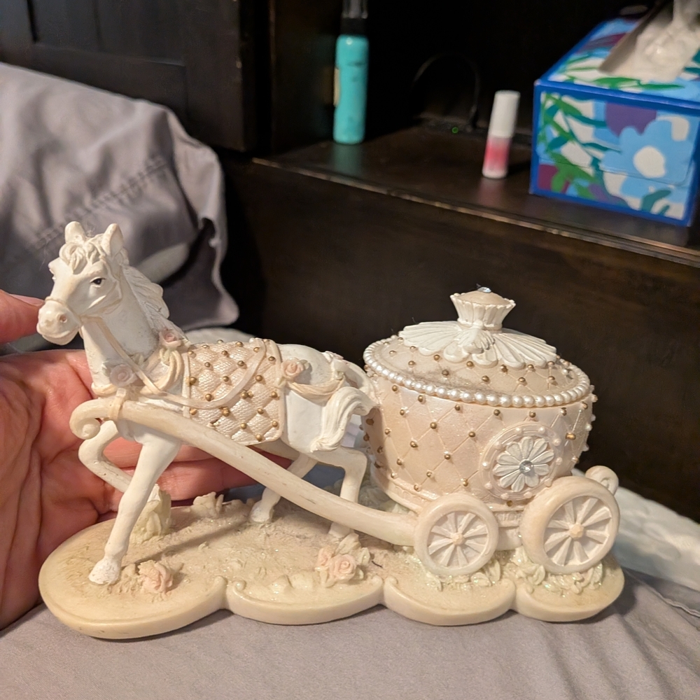 Horse and Carriage VINTAGE Elegant Cream Jewelry Holder - Picture 1 of 3